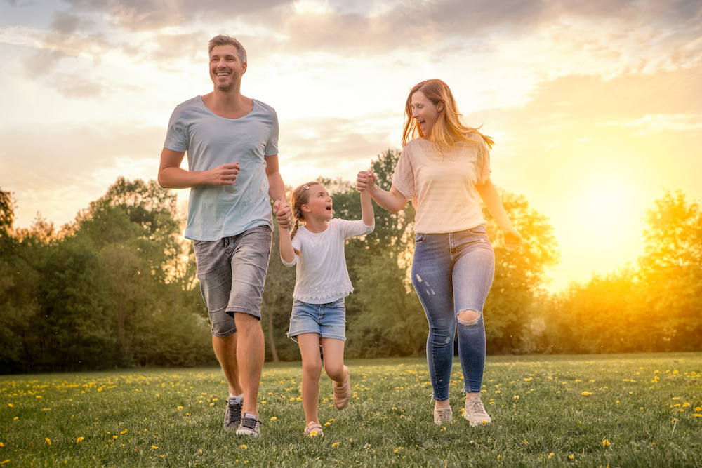 familie mit tochter rennt und hat spaß